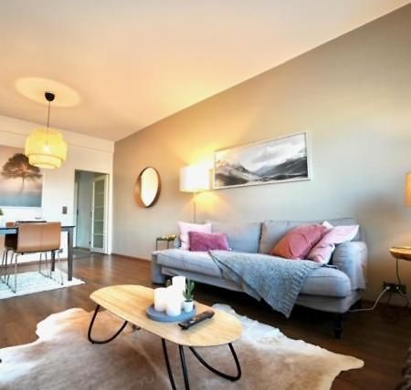 Cozy And Bright 2-Bedroom Apartment Washer And Dryer, King Size Bed โรวานิเอมิ ภายนอก รูปภาพ