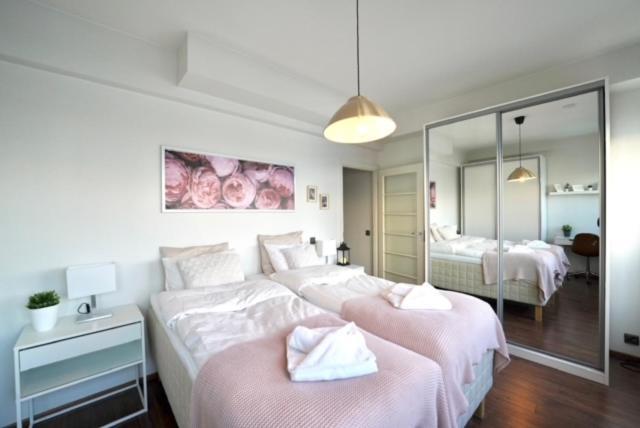 Cozy And Bright 2-Bedroom Apartment Washer And Dryer, King Size Bed โรวานิเอมิ ภายนอก รูปภาพ