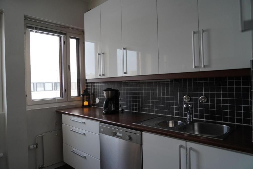 Cozy And Bright 2-Bedroom Apartment Washer And Dryer, King Size Bed โรวานิเอมิ ภายนอก รูปภาพ