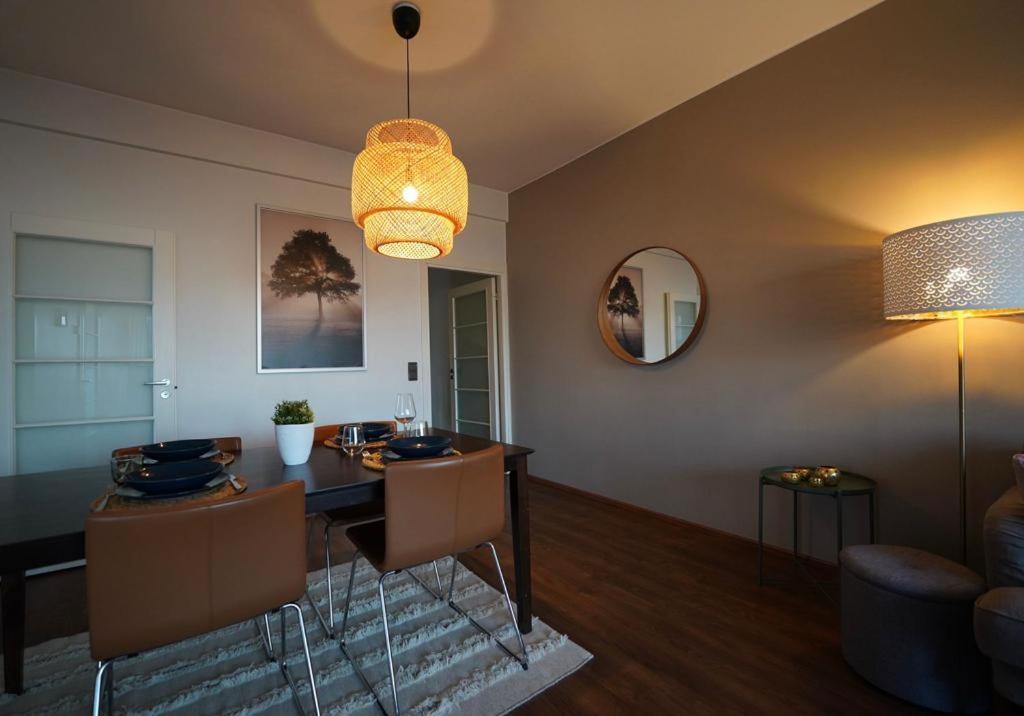 Cozy And Bright 2-Bedroom Apartment Washer And Dryer, King Size Bed โรวานิเอมิ ภายนอก รูปภาพ